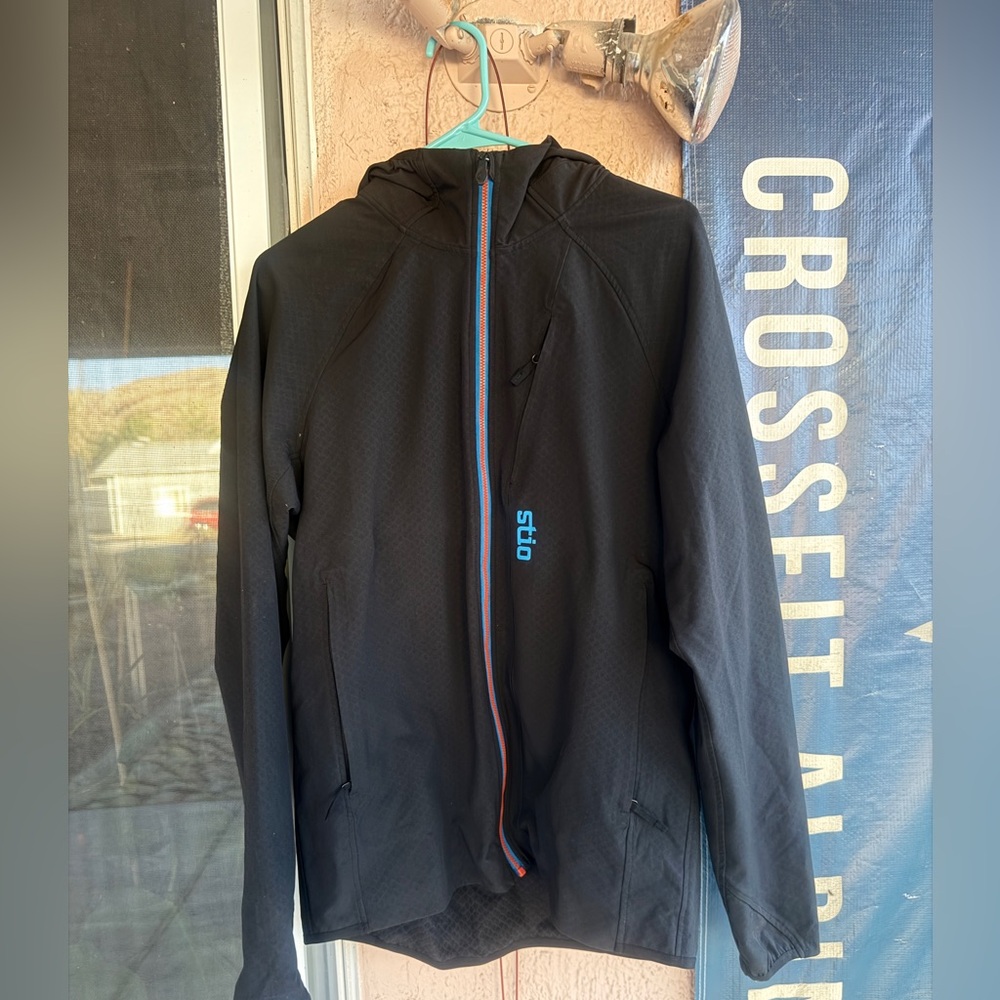 Men’s stio soft shell
Side cut tech hoodie